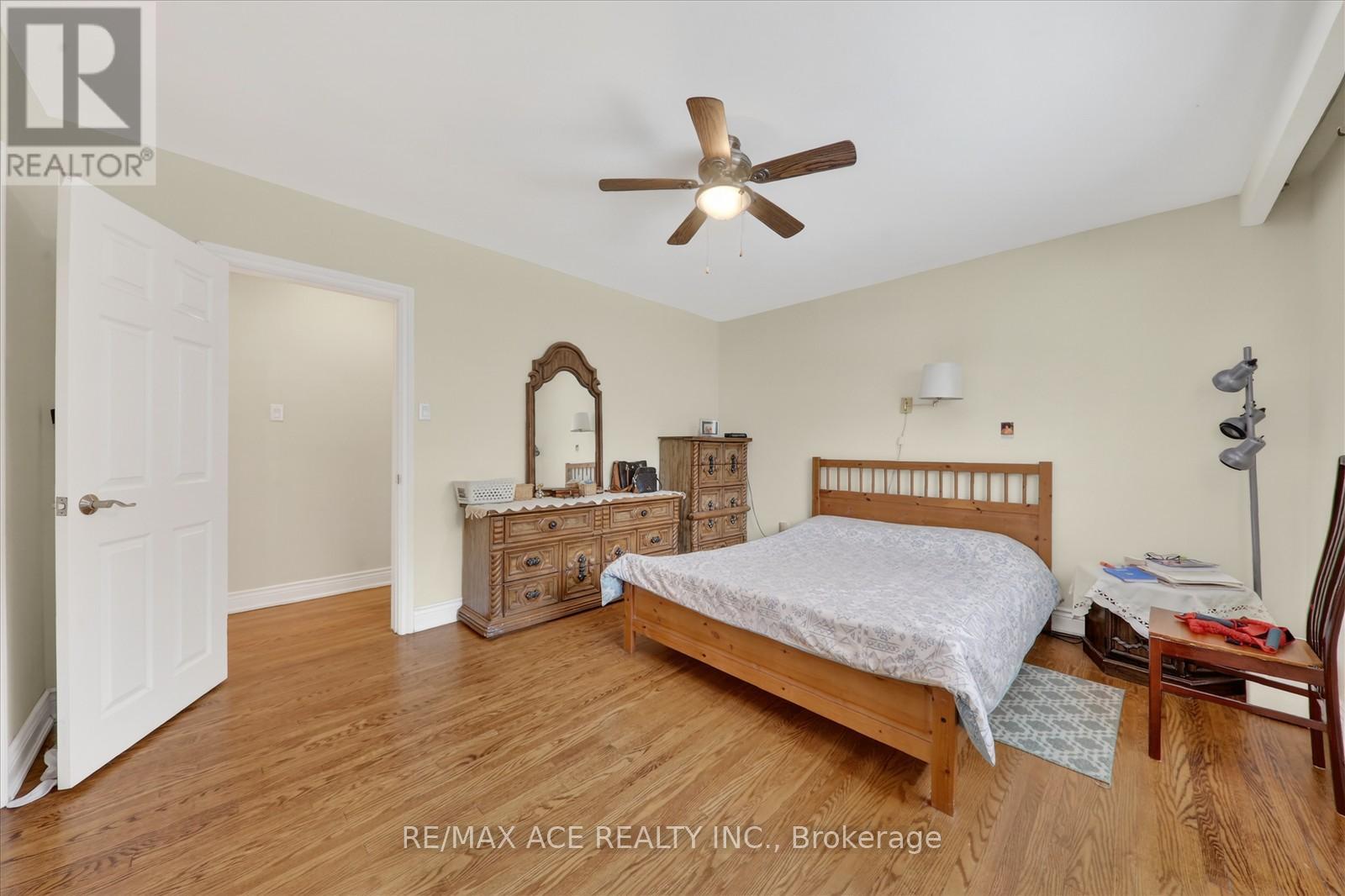 1719 Valentine Gardens, Mississauga, Ontario  L5J 1H4 - Photo 21 - W12906408