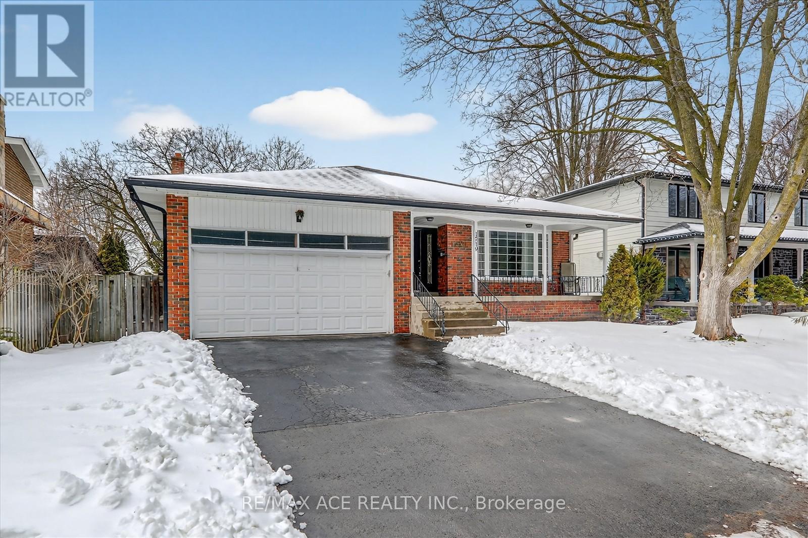 1719 Valentine Gardens, Mississauga, Ontario  L5J 1H4 - Photo 3 - W12906408