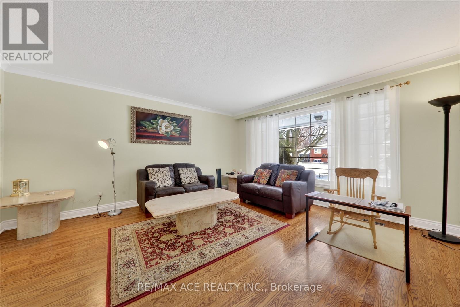 1719 Valentine Gardens, Mississauga, Ontario  L5J 1H4 - Photo 7 - W12906408