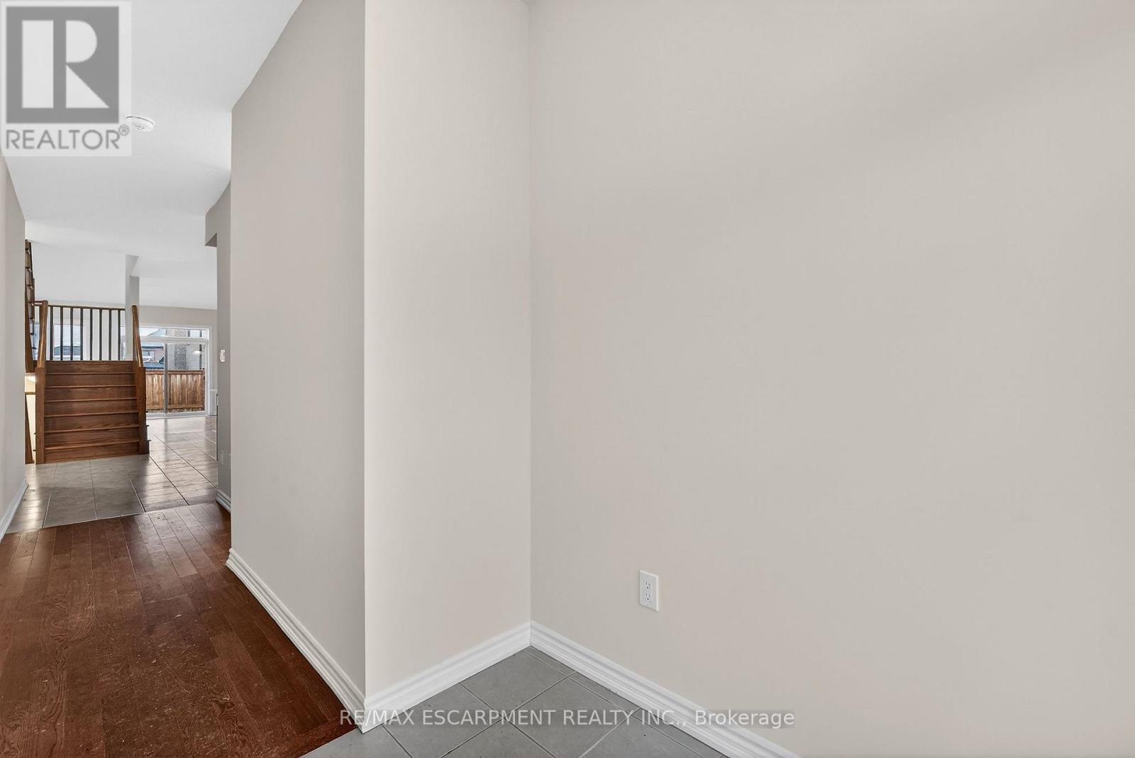 11 Frontier Drive, Thorold, Ontario  L2V 0K3 - Photo 10 - X12906410