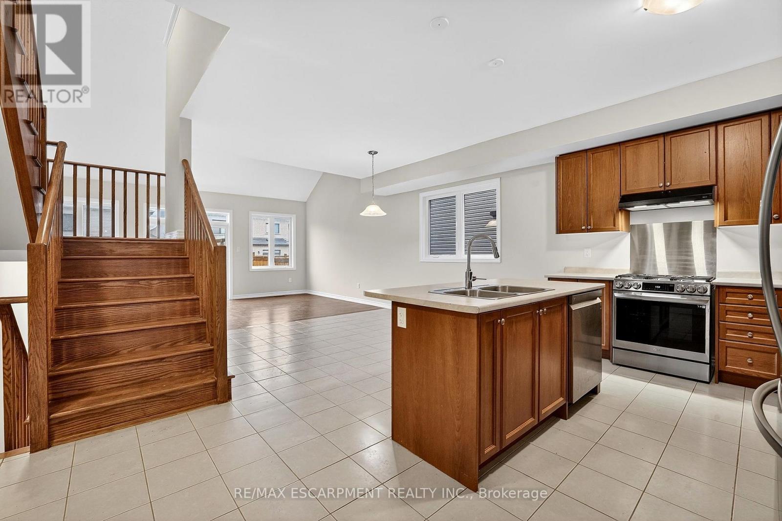 11 Frontier Drive, Thorold, Ontario  L2V 0K3 - Photo 4 - X12906410