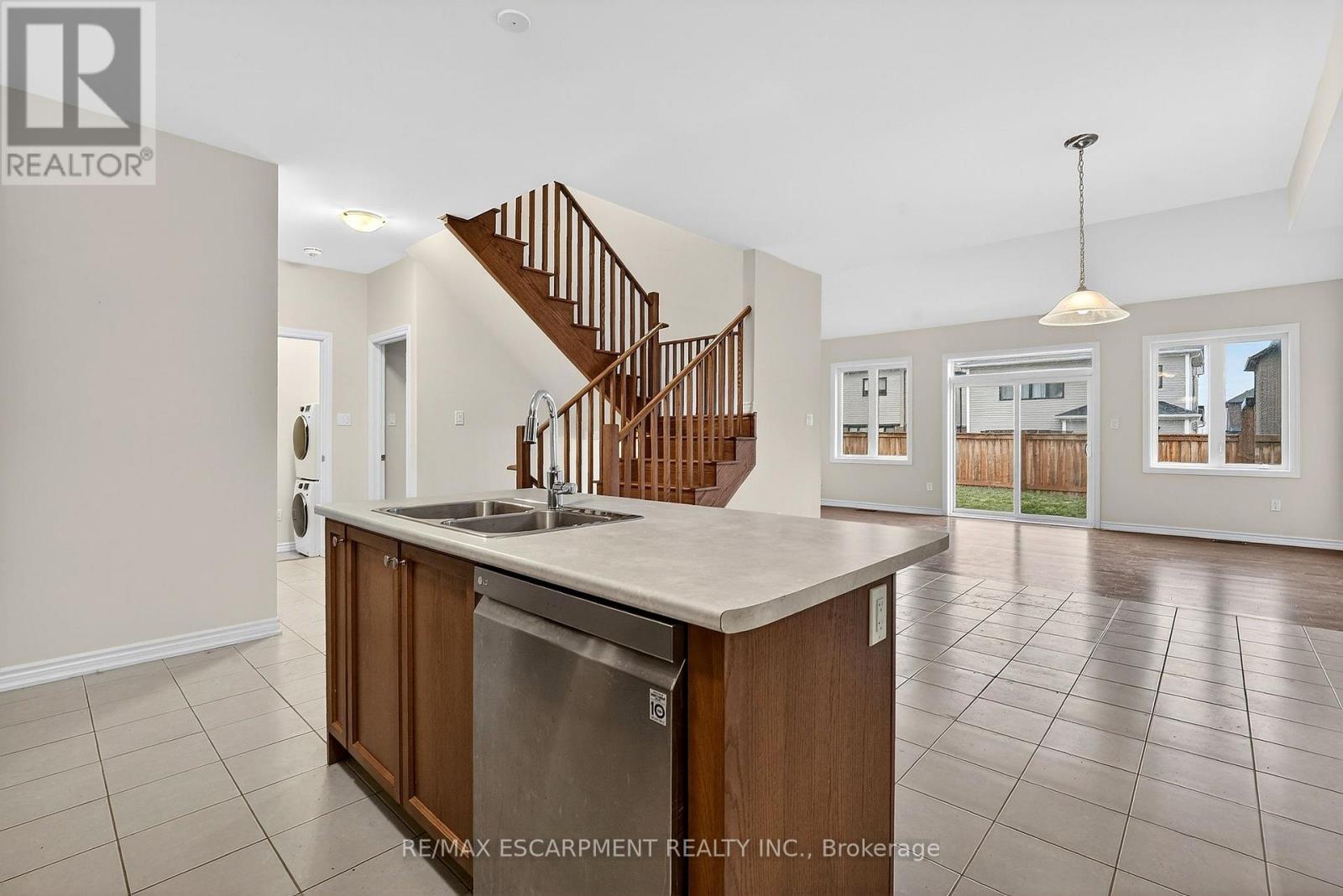 11 Frontier Drive, Thorold, Ontario  L2V 0K3 - Photo 5 - X12906410