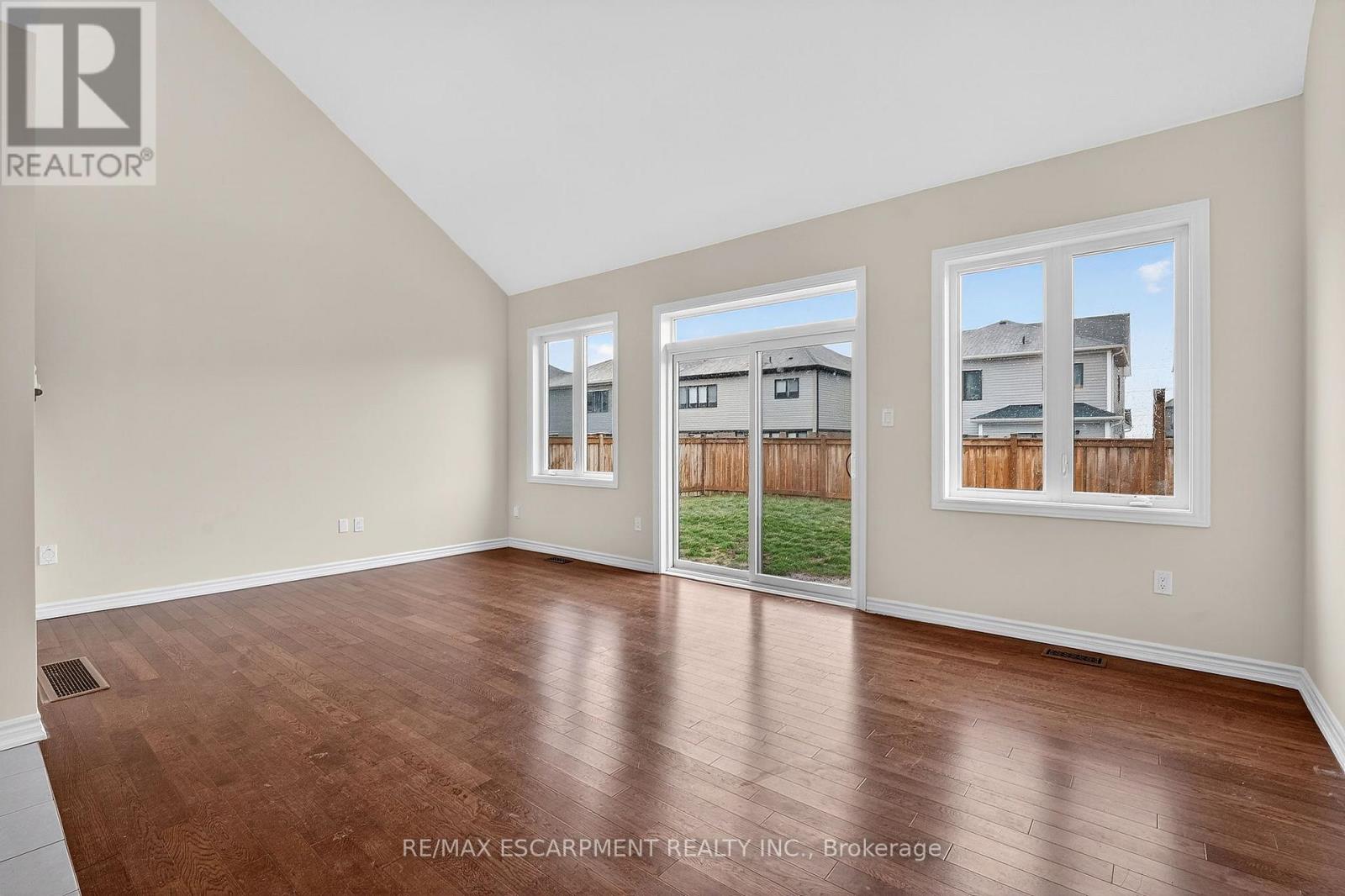 11 Frontier Drive, Thorold, Ontario  L2V 0K3 - Photo 6 - X12906410