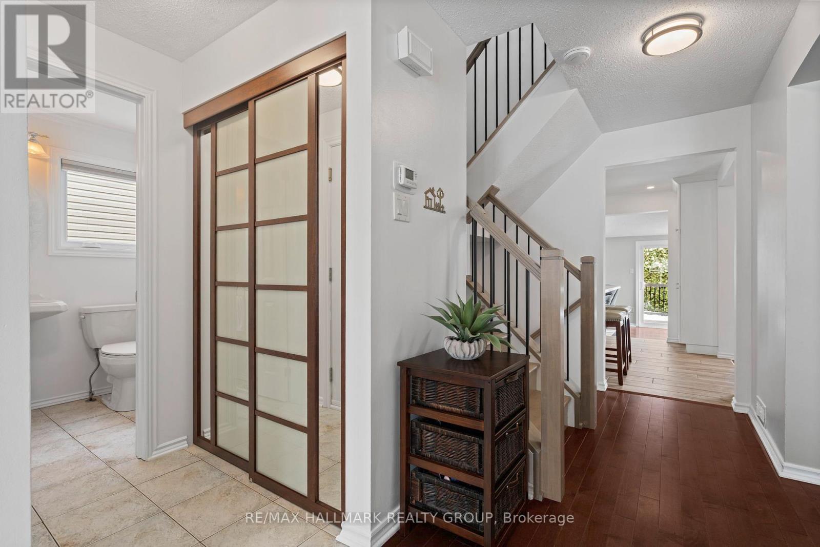 6068 Meadowglen Drive, Ottawa, Ontario  K1C 5R7 - Photo 3 - X12906472