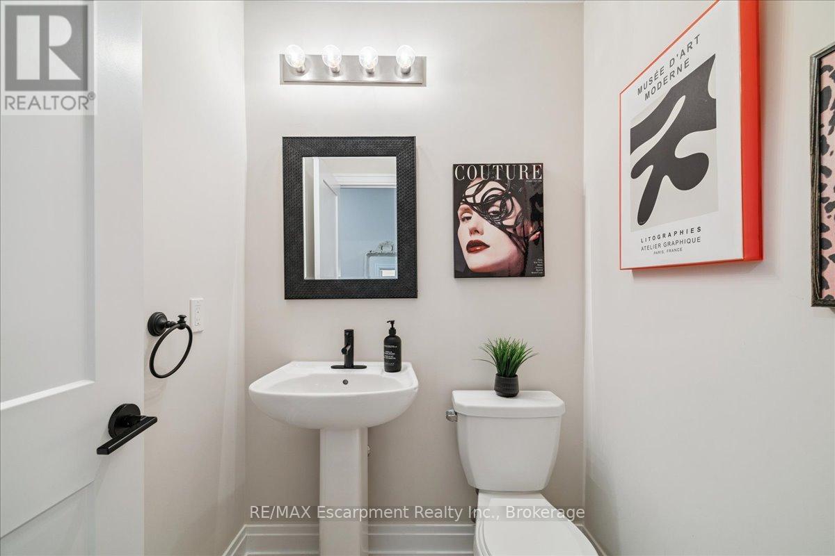 20 Granite Ridge Trail, Hamilton, Ontario  L8B 1Y4 - Photo 4 - X12906110