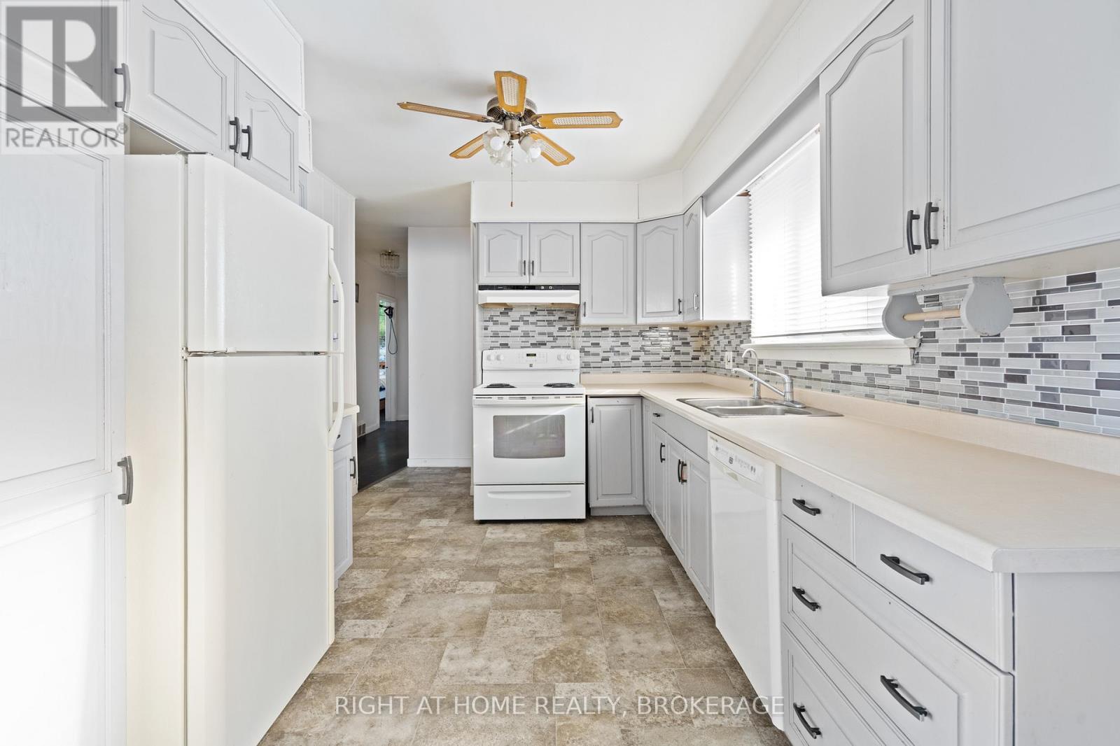 105 Glenwood Parkway, Welland, Ontario  L3B 5M7 - Photo 3 - X12732178