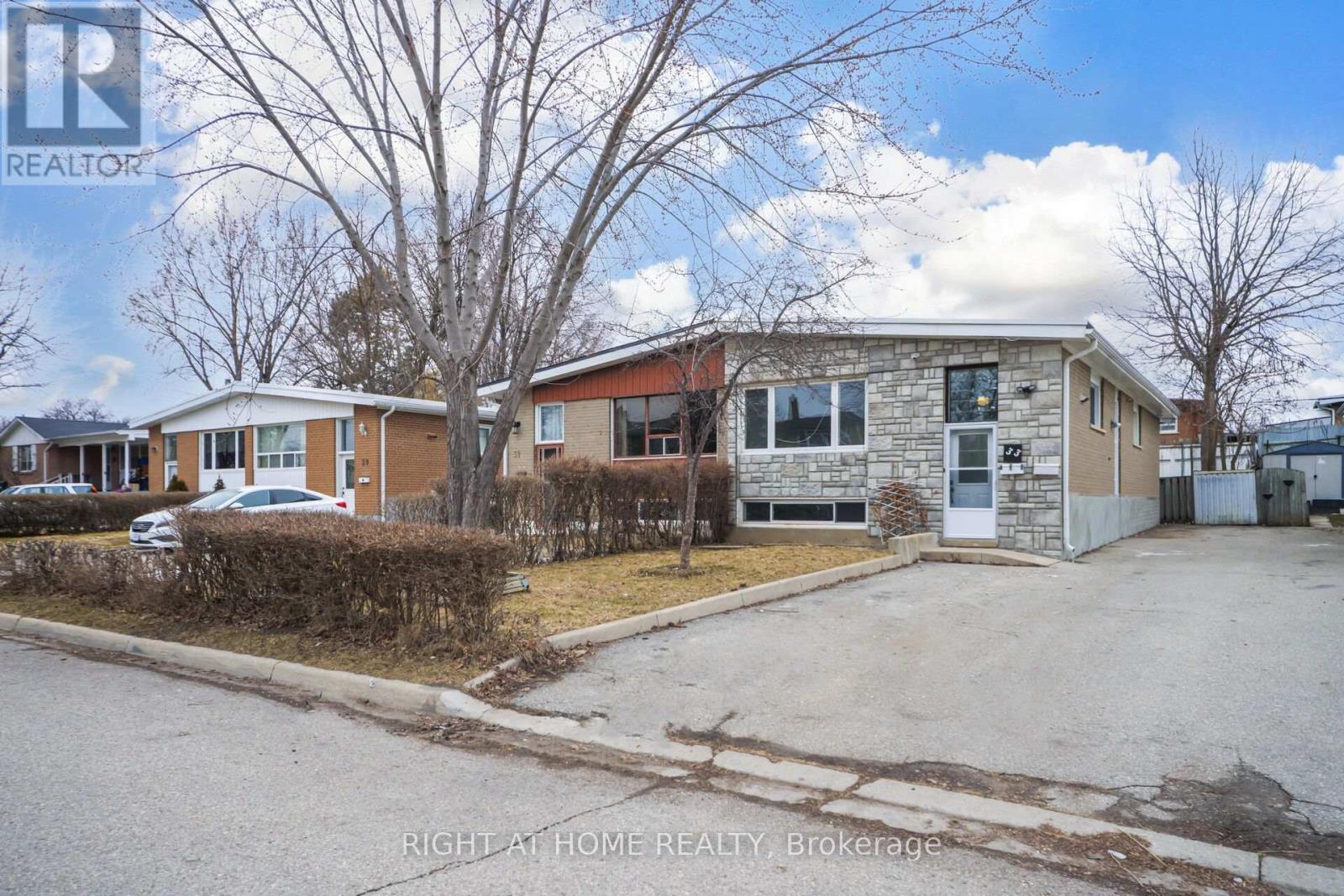 33 Stanley Court, Brampton, Ontario  L6Y 2B1 - Photo 2 - W12906464