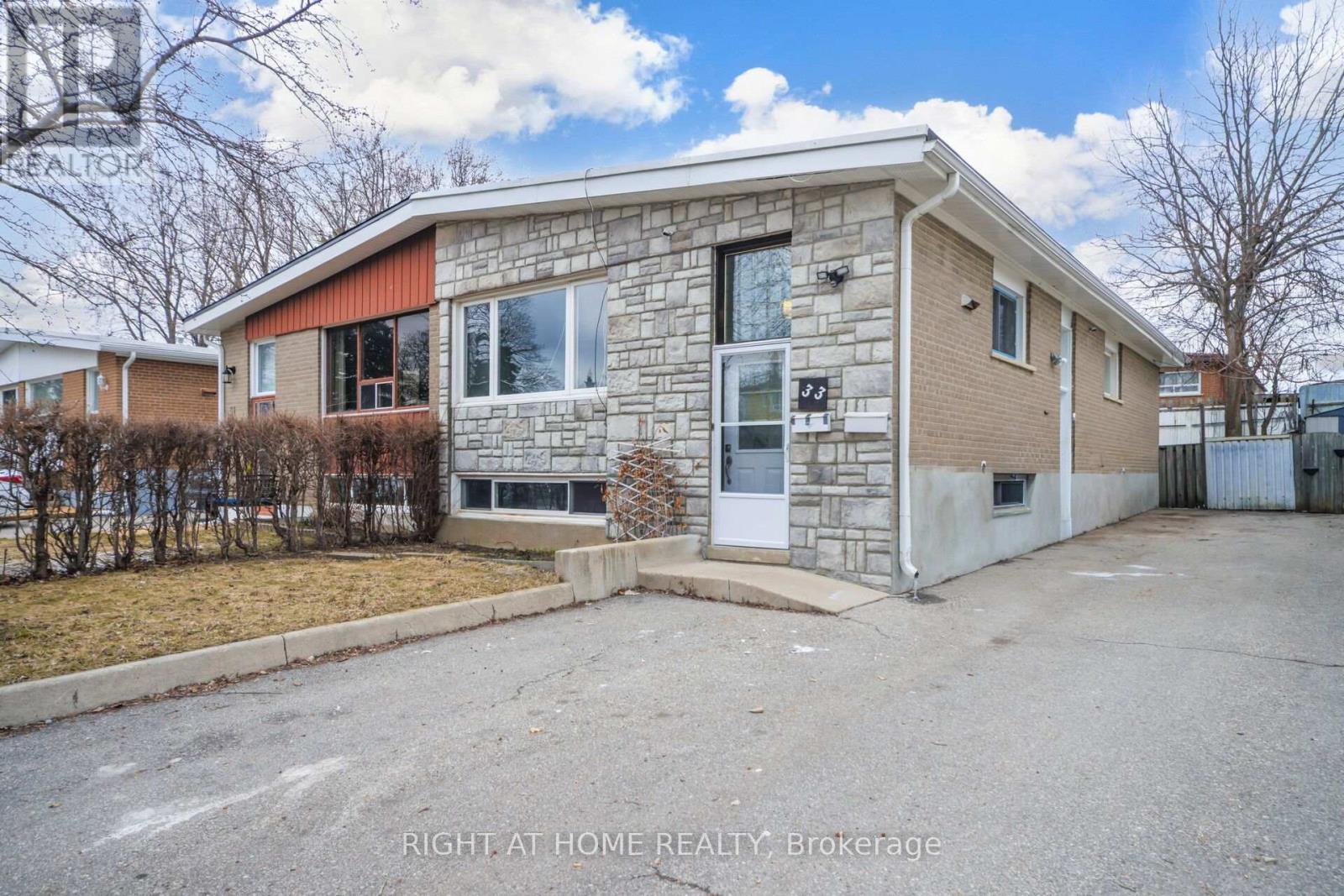33 Stanley Court, Brampton, Ontario  L6Y 2B1 - Photo 4 - W12906464