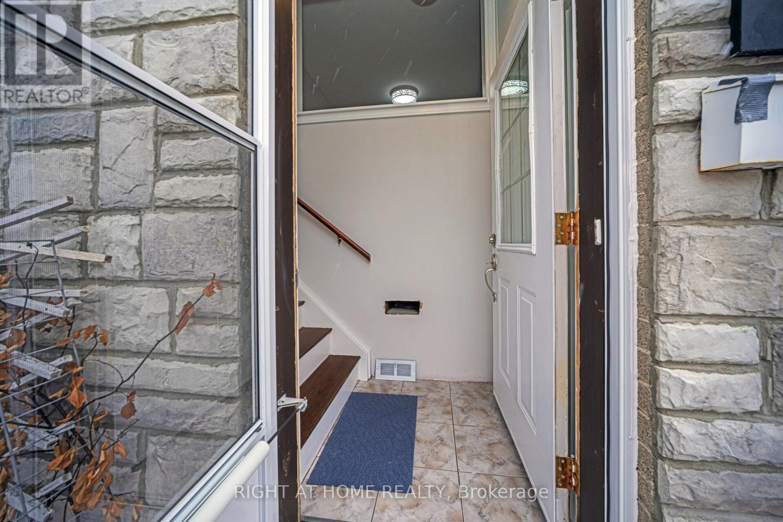 33 Stanley Court, Brampton, Ontario  L6Y 2B1 - Photo 6 - W12906464