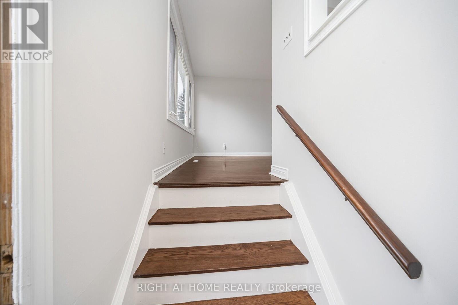 33 Stanley Court, Brampton, Ontario  L6Y 2B1 - Photo 7 - W12906464