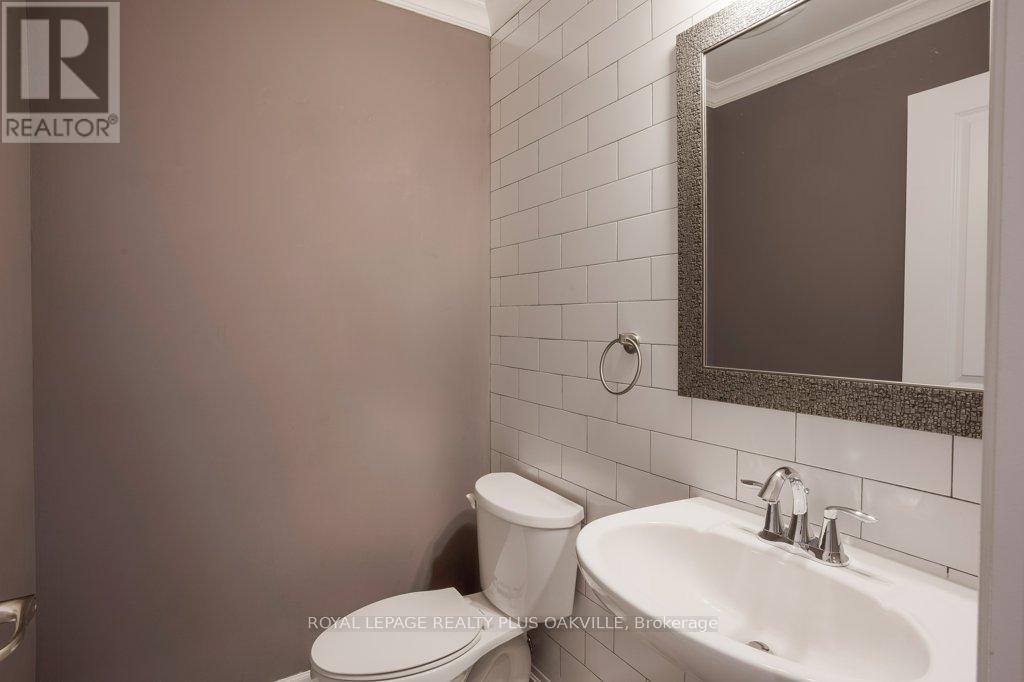 211 Betsy Drive, Oakville, Ontario  L6M 0V1 - Photo 25 - W12906468