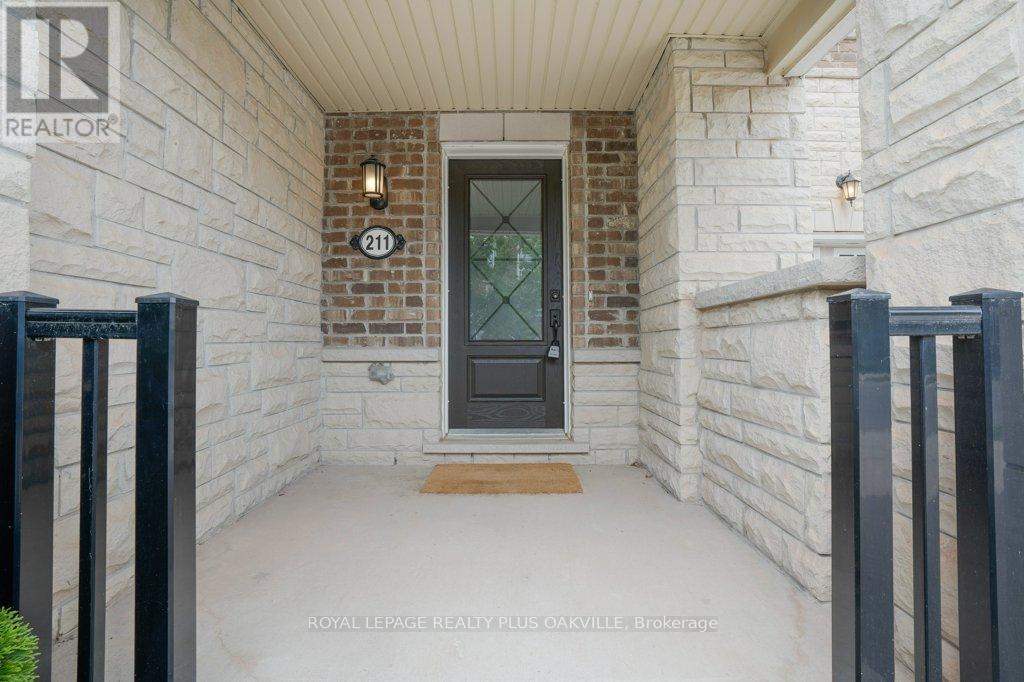 211 Betsy Drive, Oakville, Ontario  L6M 0V1 - Photo 3 - W12906468