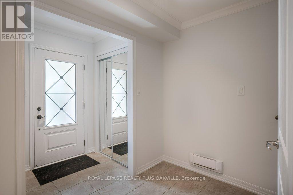 211 Betsy Drive, Oakville, Ontario  L6M 0V1 - Photo 4 - W12906468