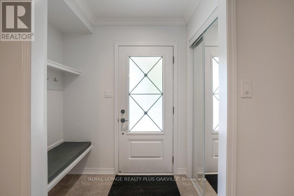 211 Betsy Drive, Oakville, Ontario  L6M 0V1 - Photo 5 - W12906468