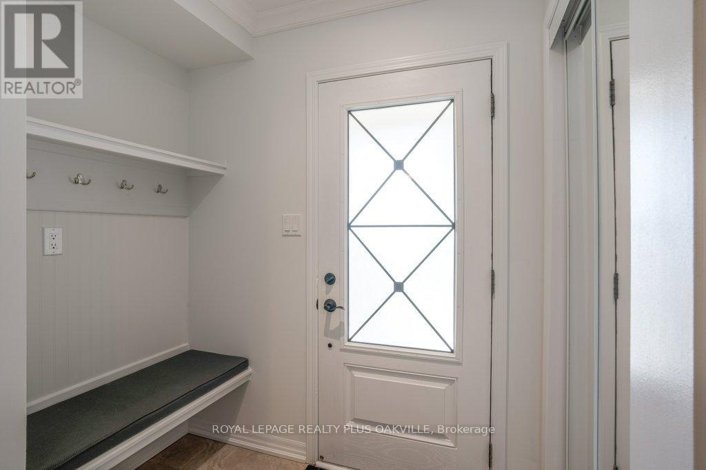 211 Betsy Drive, Oakville, Ontario  L6M 0V1 - Photo 6 - W12906468