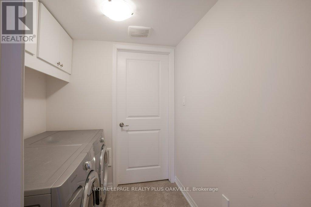 211 Betsy Drive, Oakville, Ontario  L6M 0V1 - Photo 8 - W12906468
