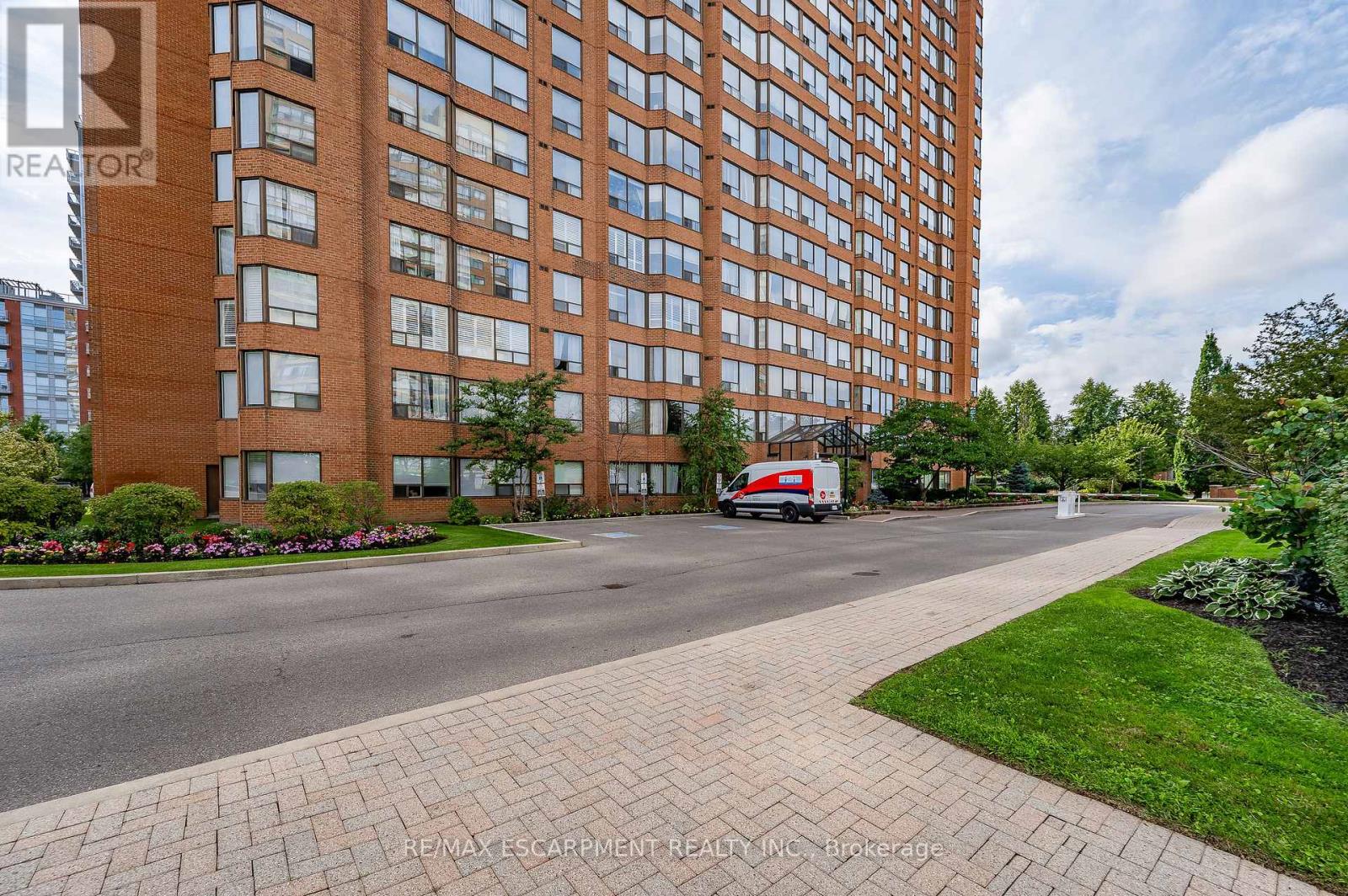 808 - 1270 Maple Crossing Boulevard, Burlington, Ontario  L7S 2J3 - Photo 3 - W12906474