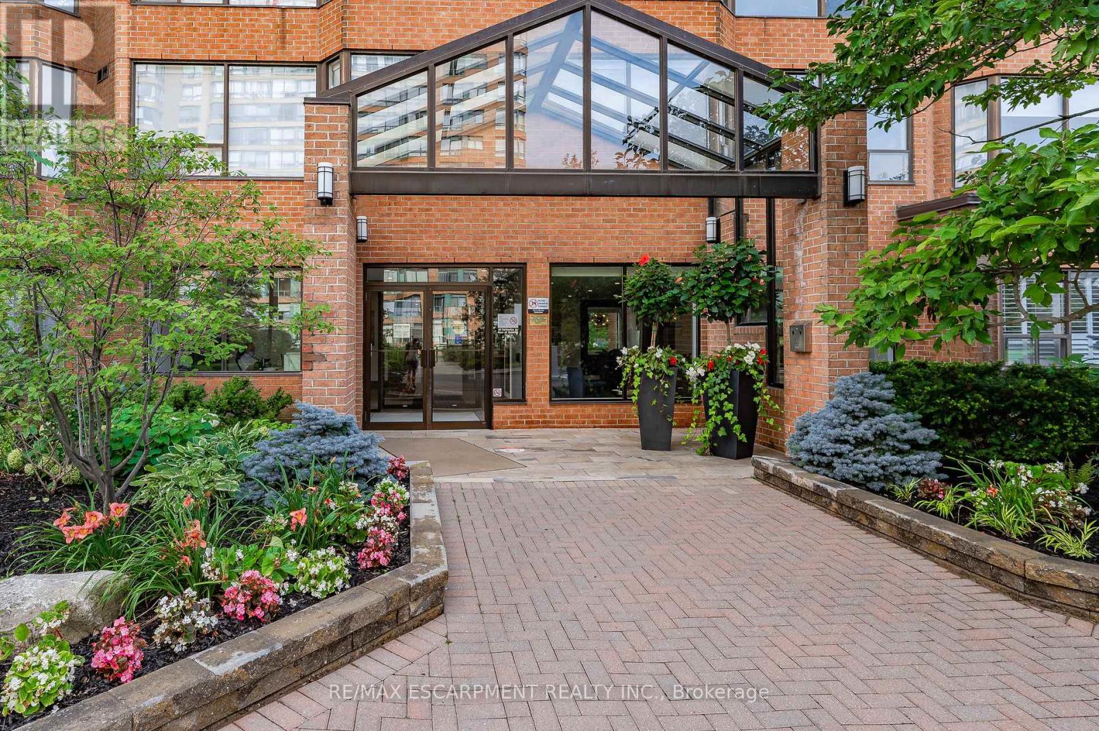 808 - 1270 Maple Crossing Boulevard, Burlington, Ontario  L7S 2J3 - Photo 5 - W12906474