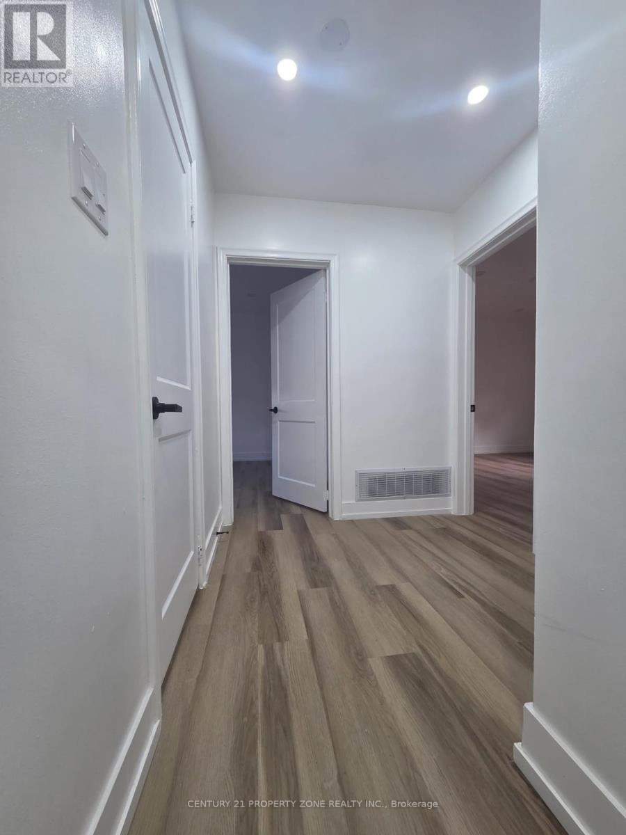 82 Roy Drive, Mississauga, Ontario  L5M 1A7 - Photo 12 - W12905346