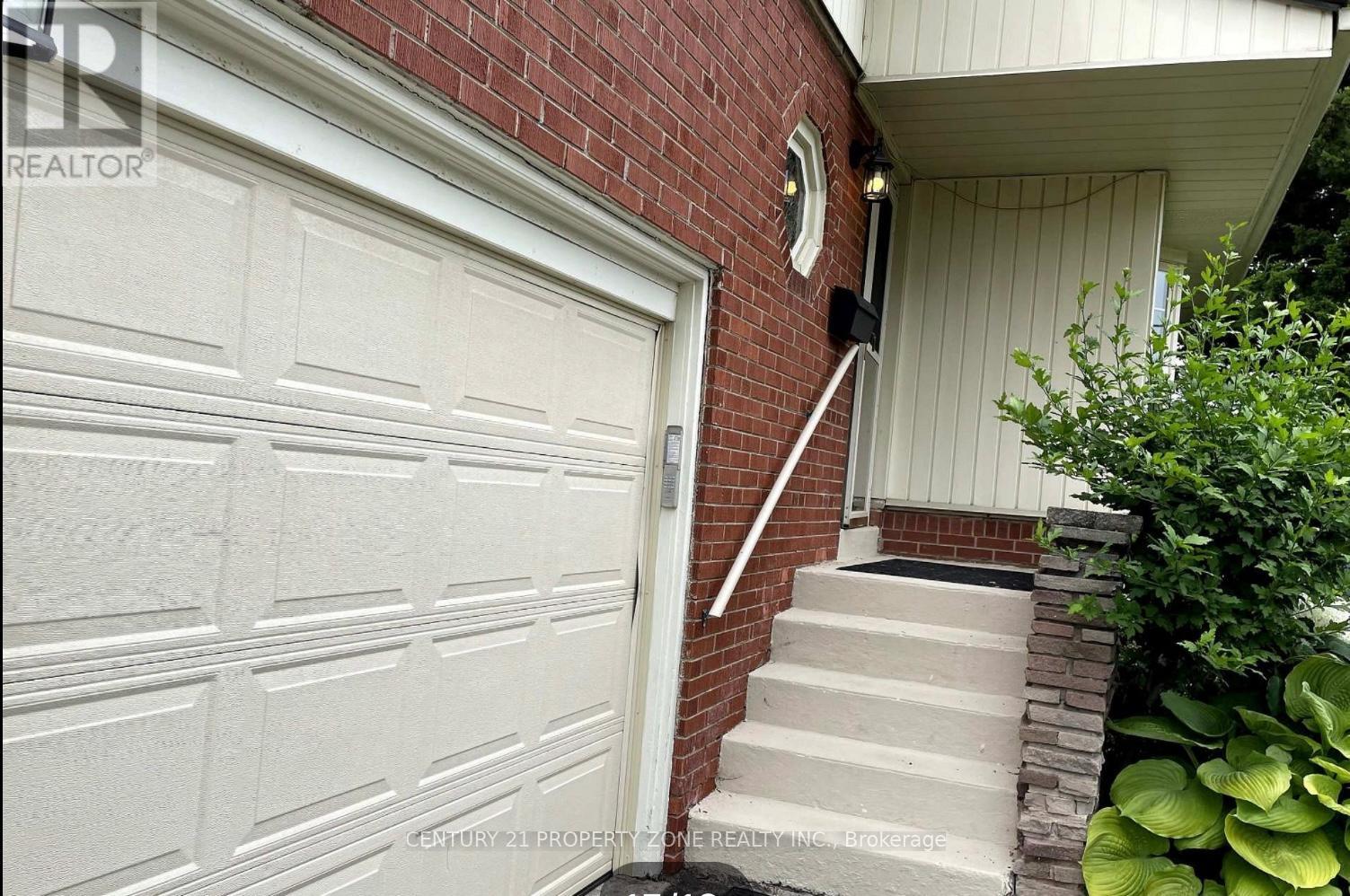 82 Roy Drive, Mississauga, Ontario L5M 1A7 - Photo 3 - W12905346