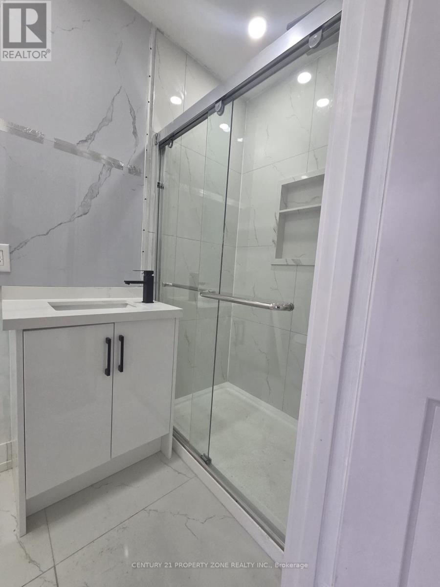 82 Roy Drive, Mississauga, Ontario  L5M 1A7 - Photo 21 - W12905346