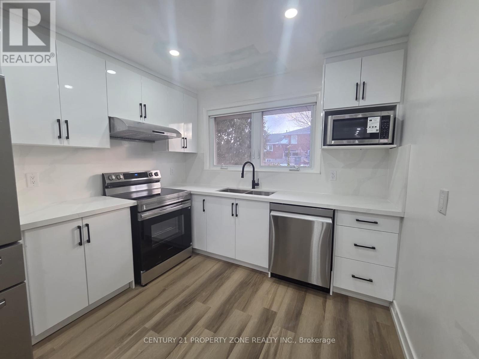 82 Roy Drive, Mississauga, Ontario L5M 1A7 - Photo 4 - W12905346