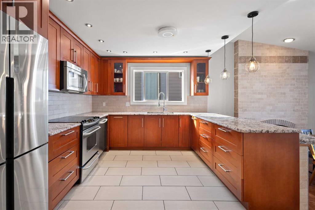 208 Woodpark Place Sw, Calgary, Alberta  T2M 2S5 - Photo 6 - A2292496