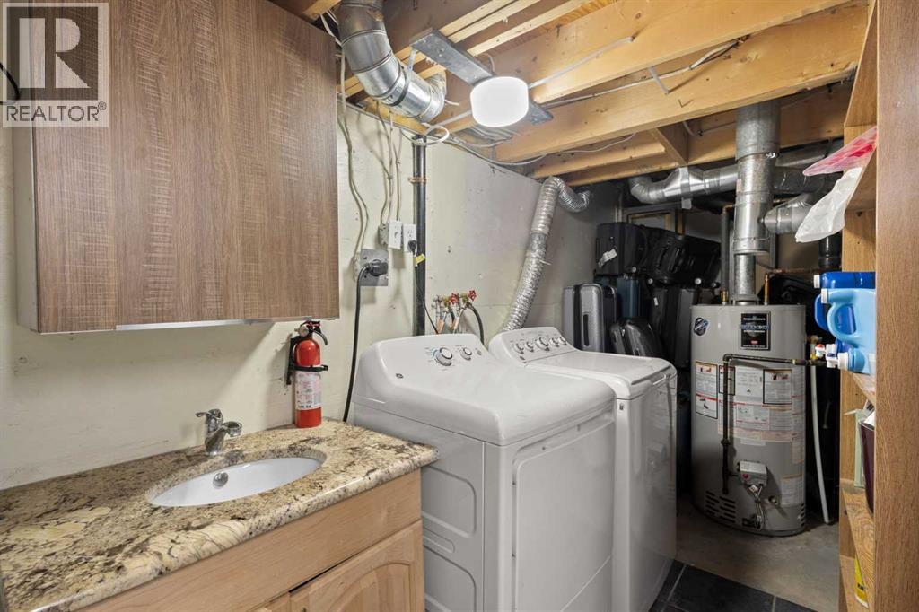 208 Woodpark Place Sw, Calgary, Alberta  T2M 2S5 - Photo 29 - A2292496