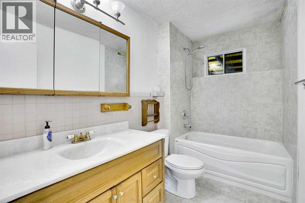 76 Coach Manor Rise SW, Calgary, Alberta  T3H 1C4 - Photo 23 - A2272964