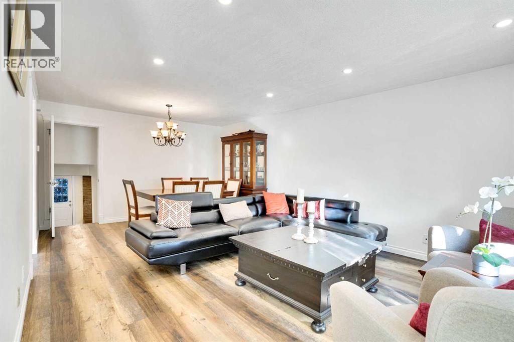 76 Coach Manor Rise SW, Calgary, Alberta  T3H 1C4 - Photo 3 - A2272964