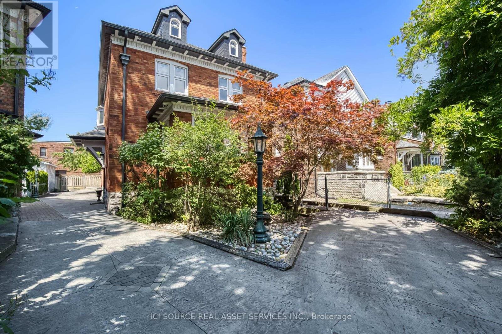 UPPER - 34 RUSHOLME DRIVE, Toronto, Ontario