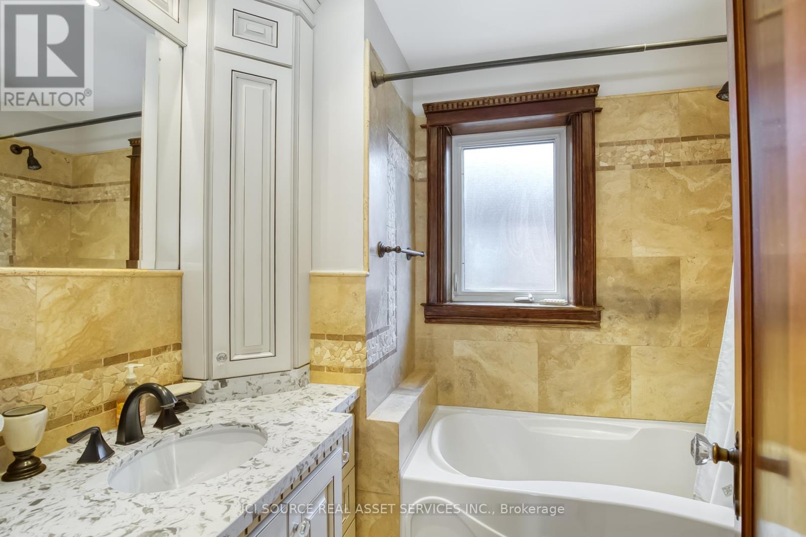 Upper - 34 Rusholme Drive, Toronto, Ontario  M6J 3J9 - Photo 15 - C12906532