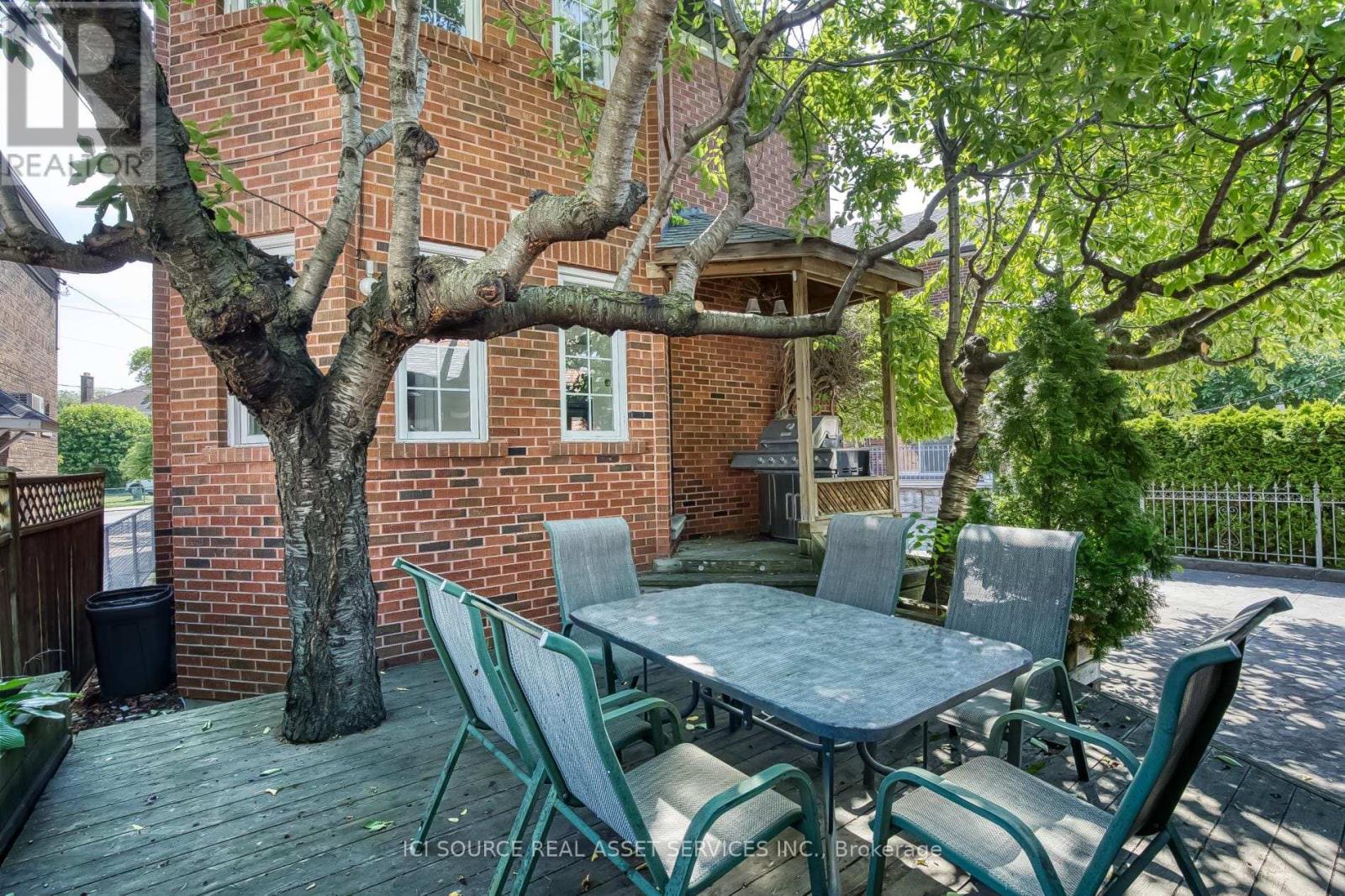 Upper - 34 Rusholme Drive, Toronto, Ontario  M6J 3J9 - Photo 2 - C12906532