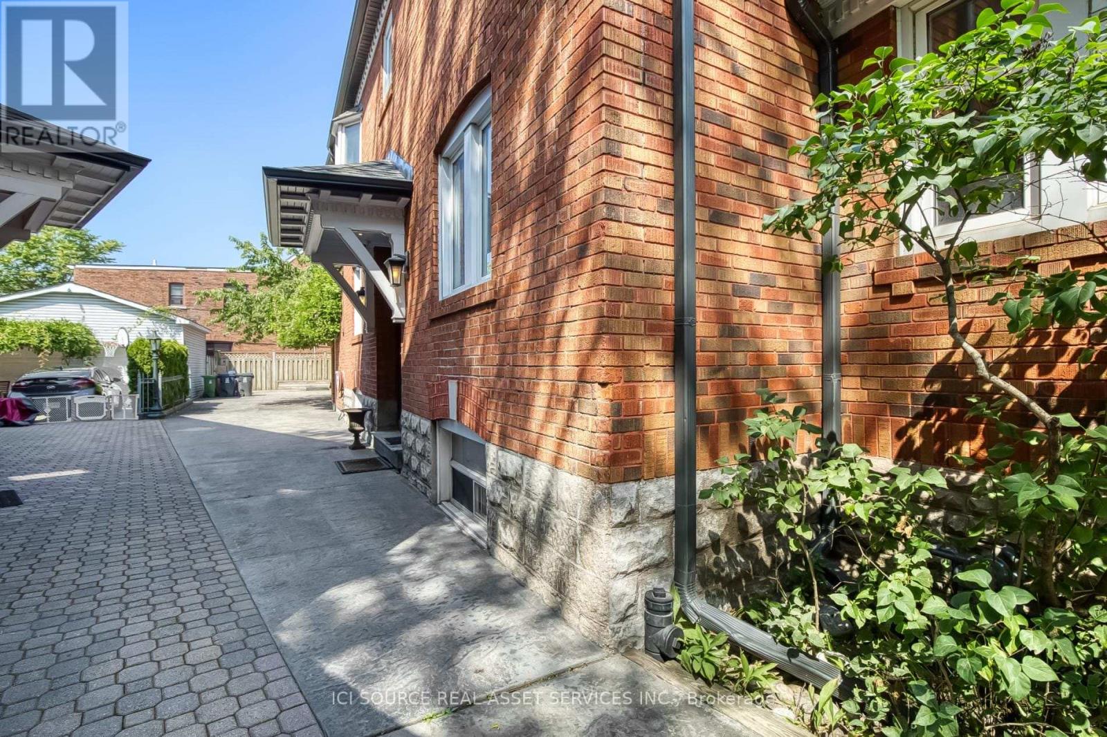 Upper - 34 Rusholme Drive, Toronto, Ontario  M6J 3J9 - Photo 3 - C12906532