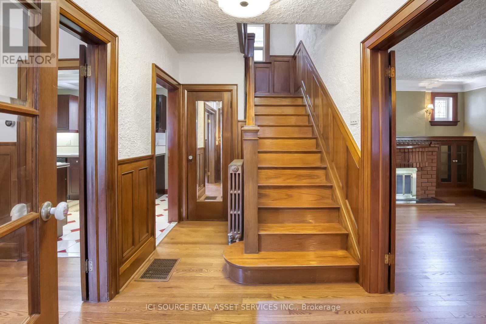 Upper - 34 Rusholme Drive, Toronto, Ontario  M6J 3J9 - Photo 6 - C12906532