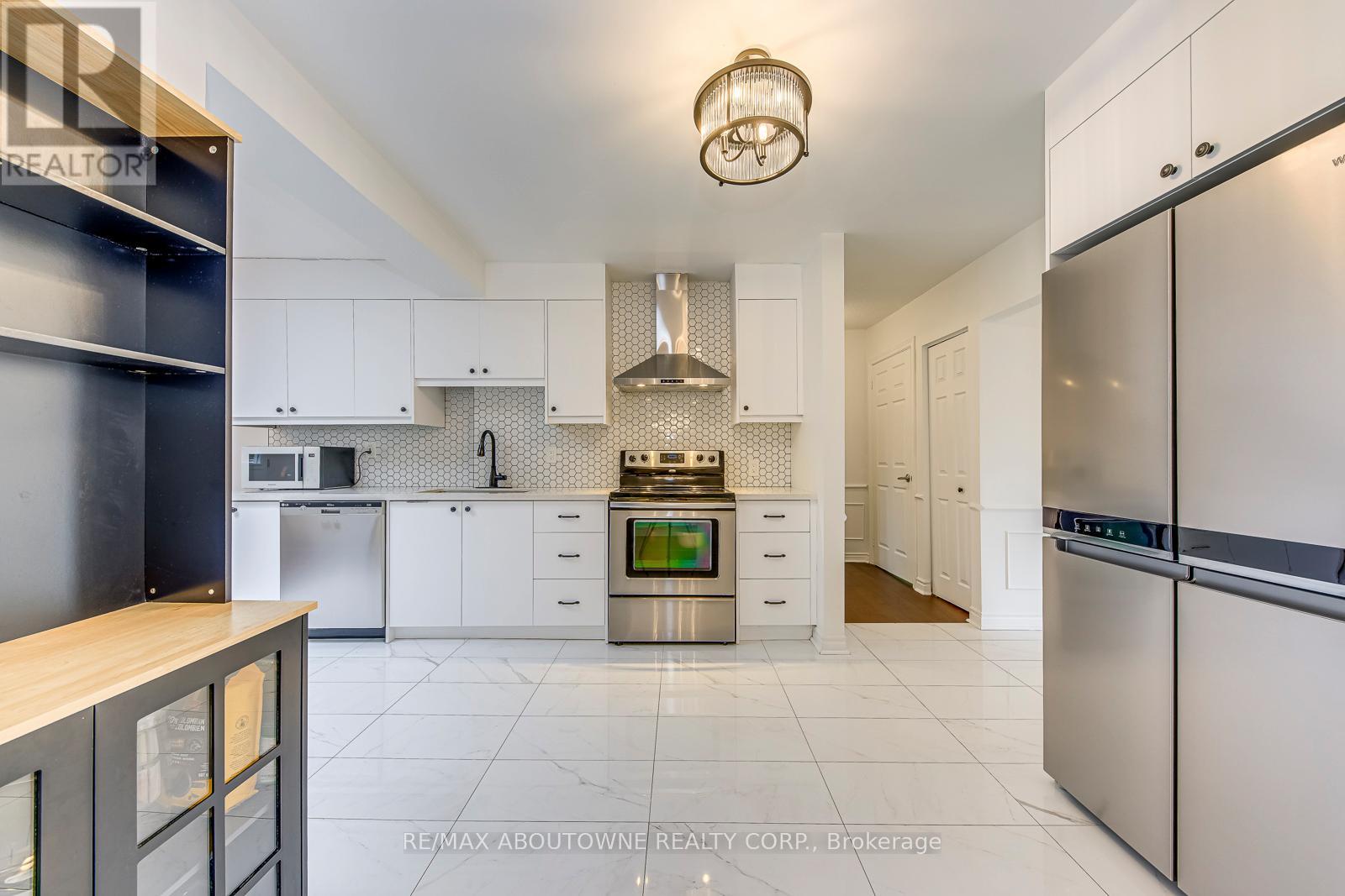 2565 Windjammer Road, Mississauga, Ontario  L5L 1H7 - Photo 17 - W12906508