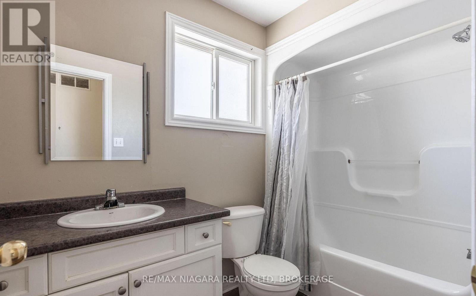 Upper - 138 Carlton Street, St. Catharines, Ontario  L2R 7S6 - Photo 6 - X12906564