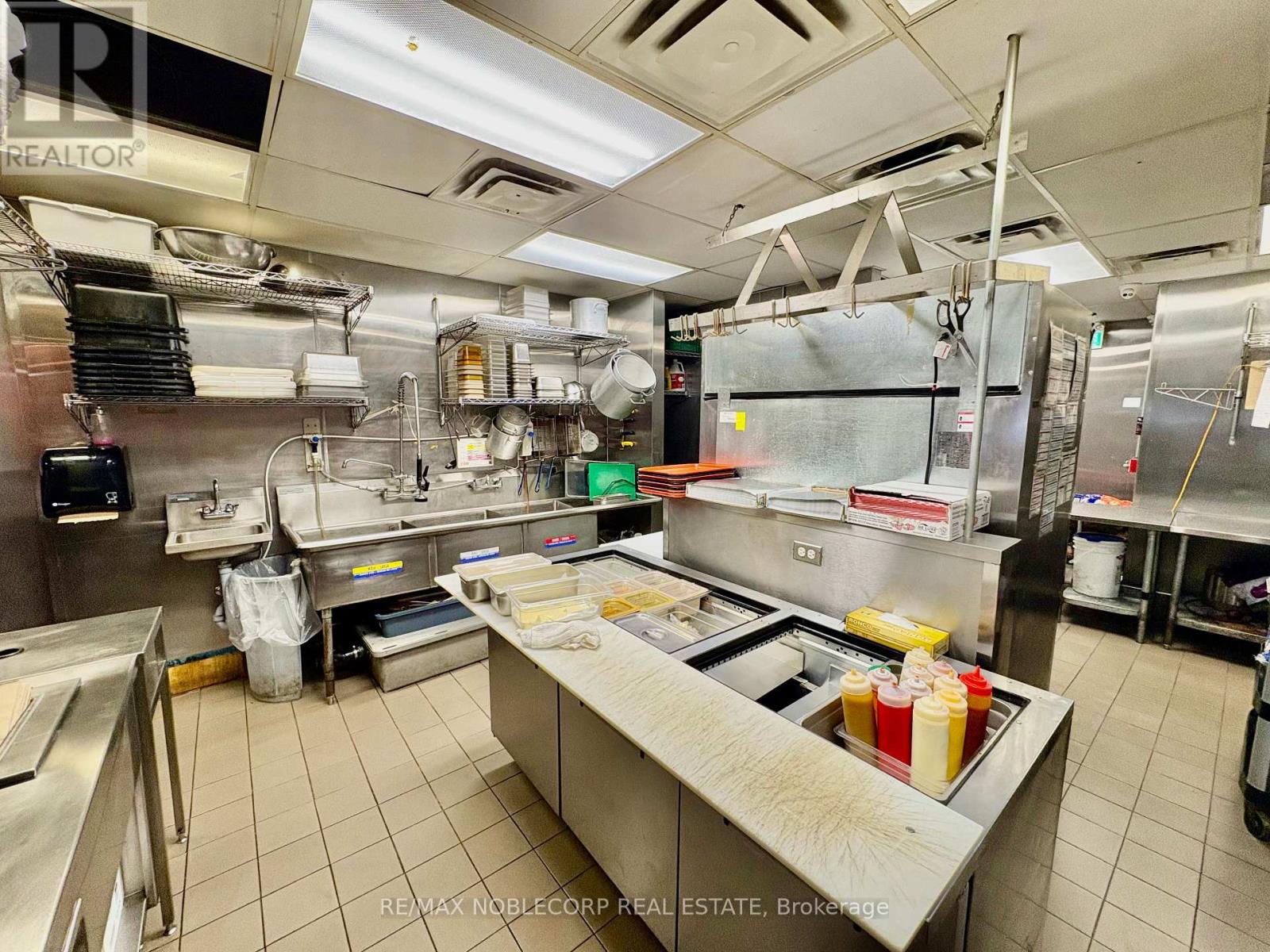 4 - 114 Lakeshore Road E, Mississauga, Ontario  L5G 1C9 - Photo 10 - W12906574