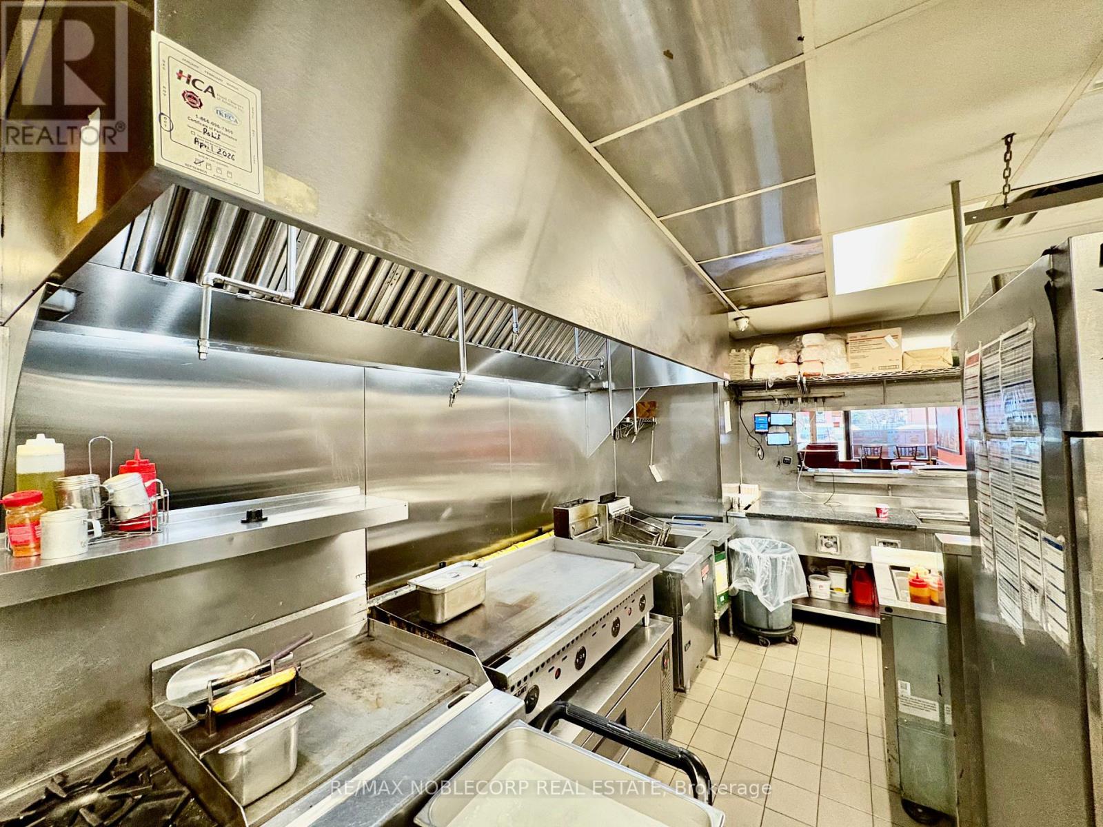 4 - 114 Lakeshore Road E, Mississauga, Ontario  L5G 1C9 - Photo 11 - W12906574