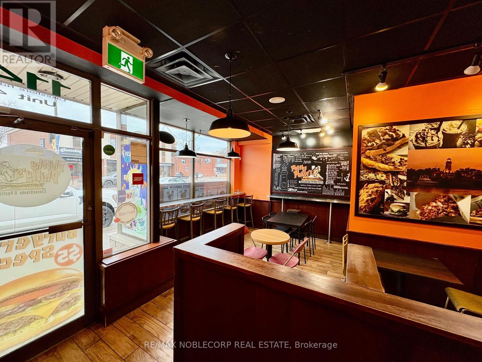 4 - 114 Lakeshore Road E, Mississauga, Ontario  L5G 1C9 - Photo 3 - W12906574