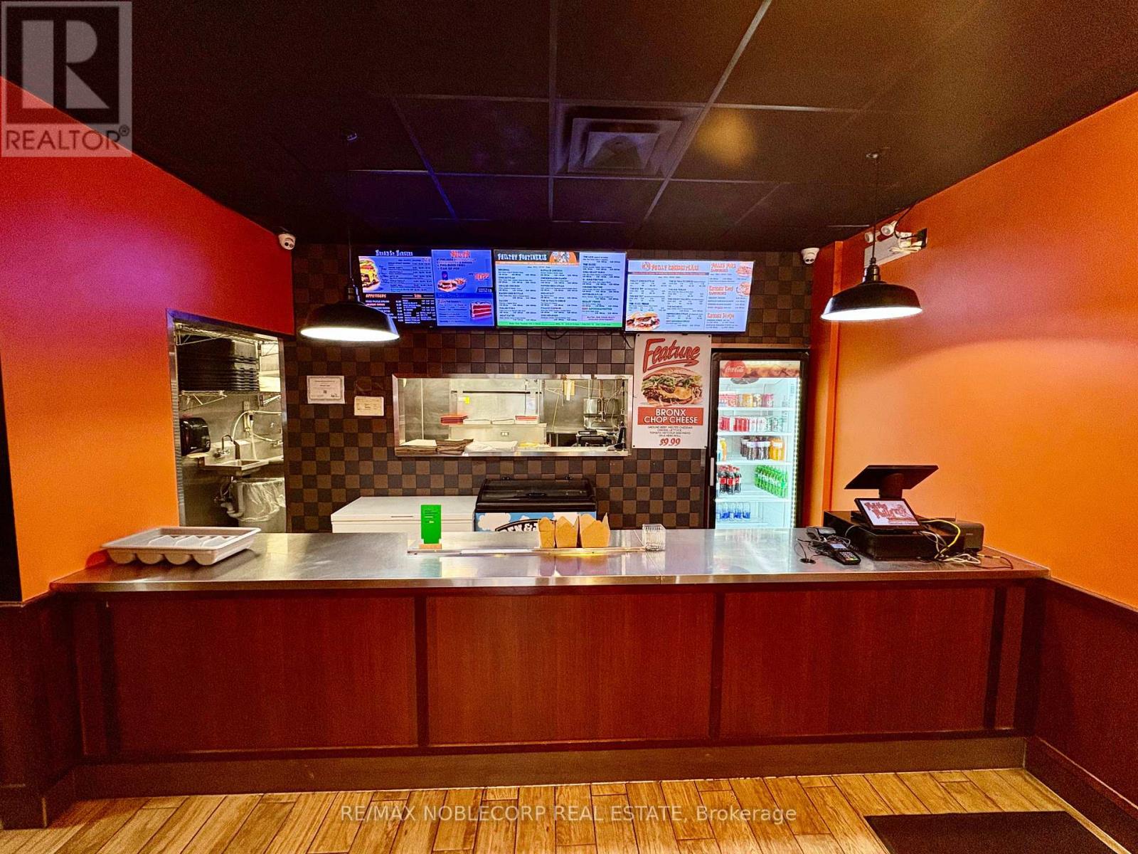 4 - 114 Lakeshore Road E, Mississauga, Ontario  L5G 1C9 - Photo 6 - W12906574