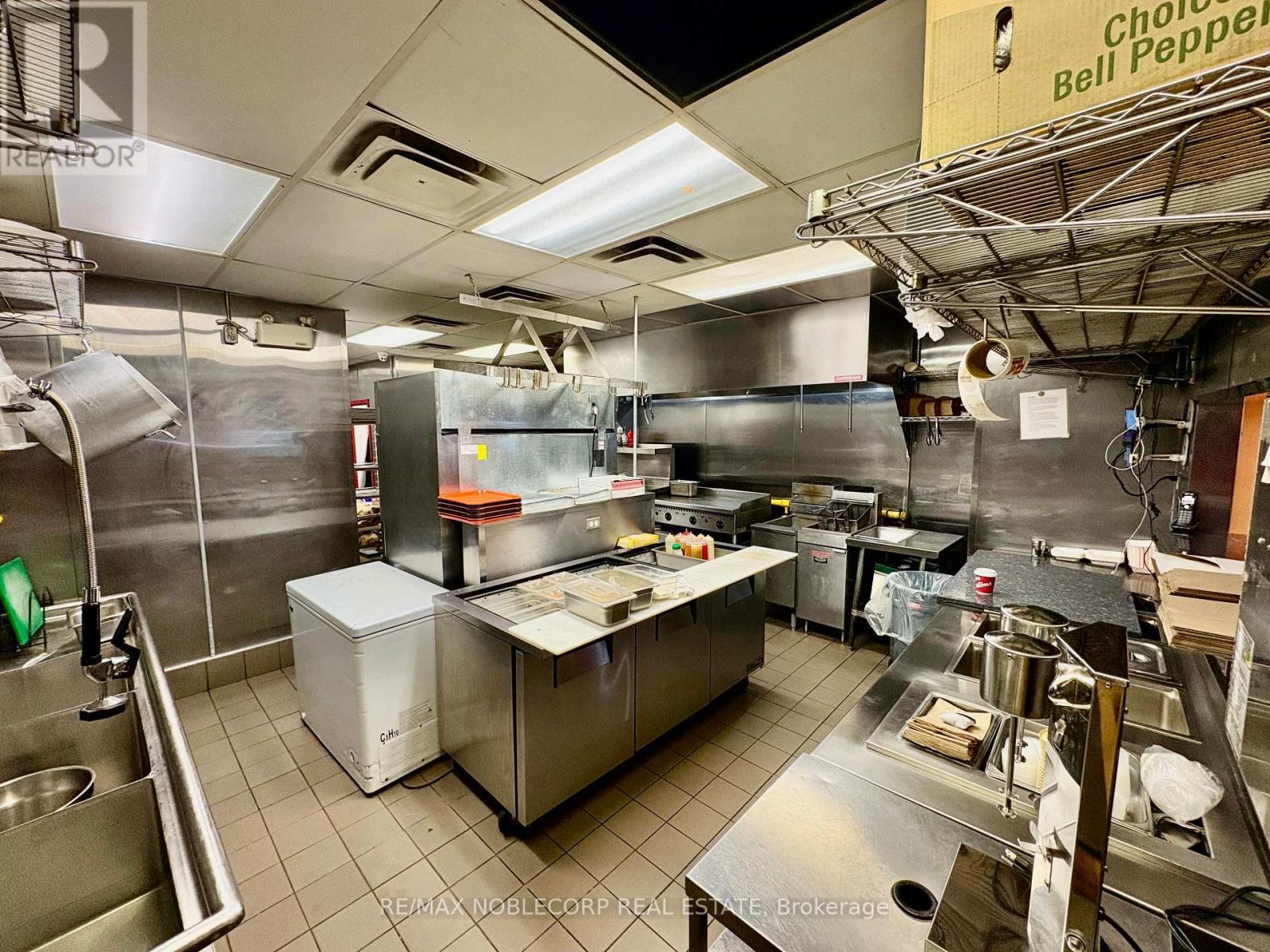 4 - 114 Lakeshore Road E, Mississauga, Ontario  L5G 1C9 - Photo 8 - W12906574