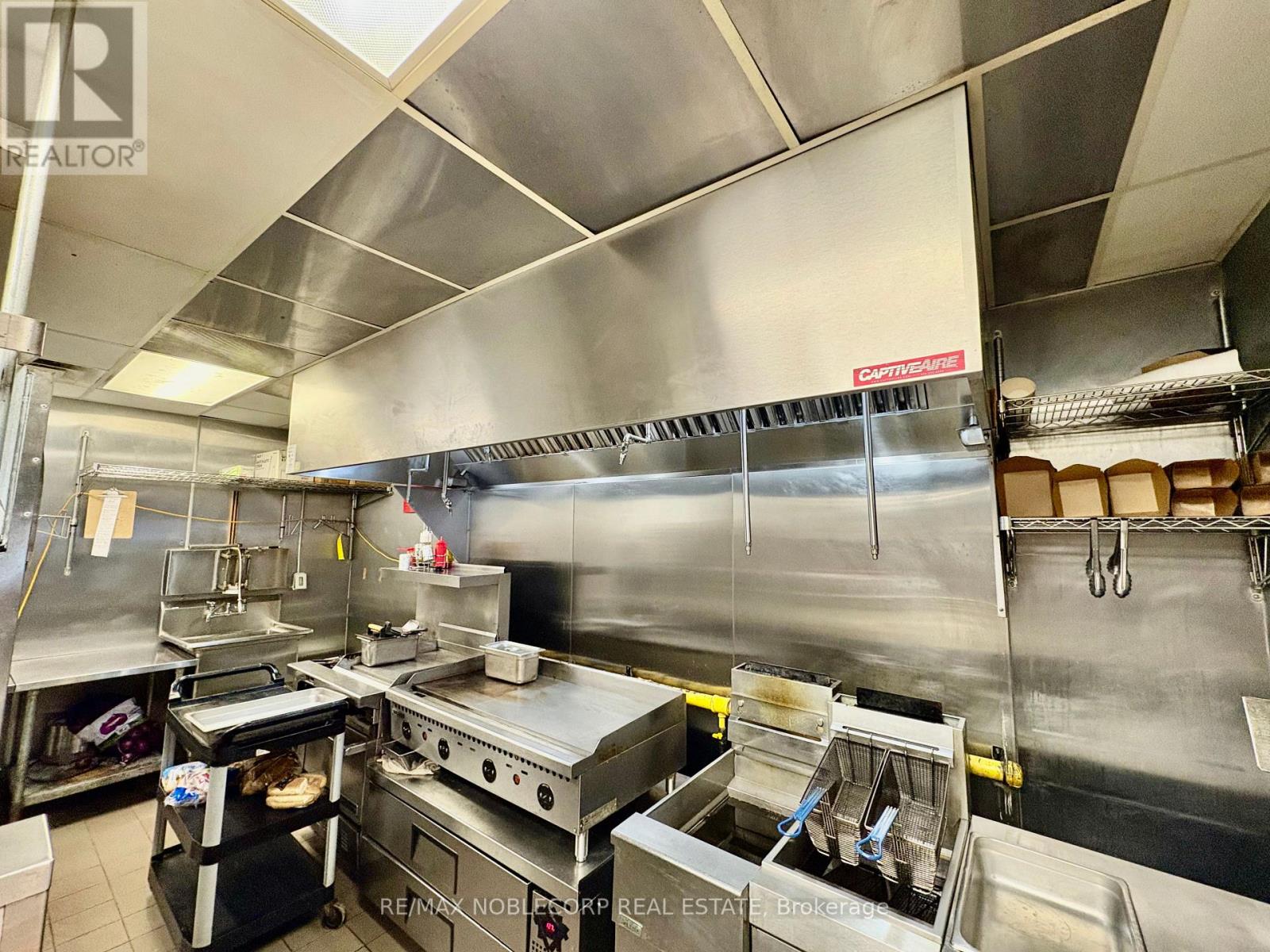 4 - 114 Lakeshore Road E, Mississauga, Ontario  L5G 1C9 - Photo 9 - W12906574