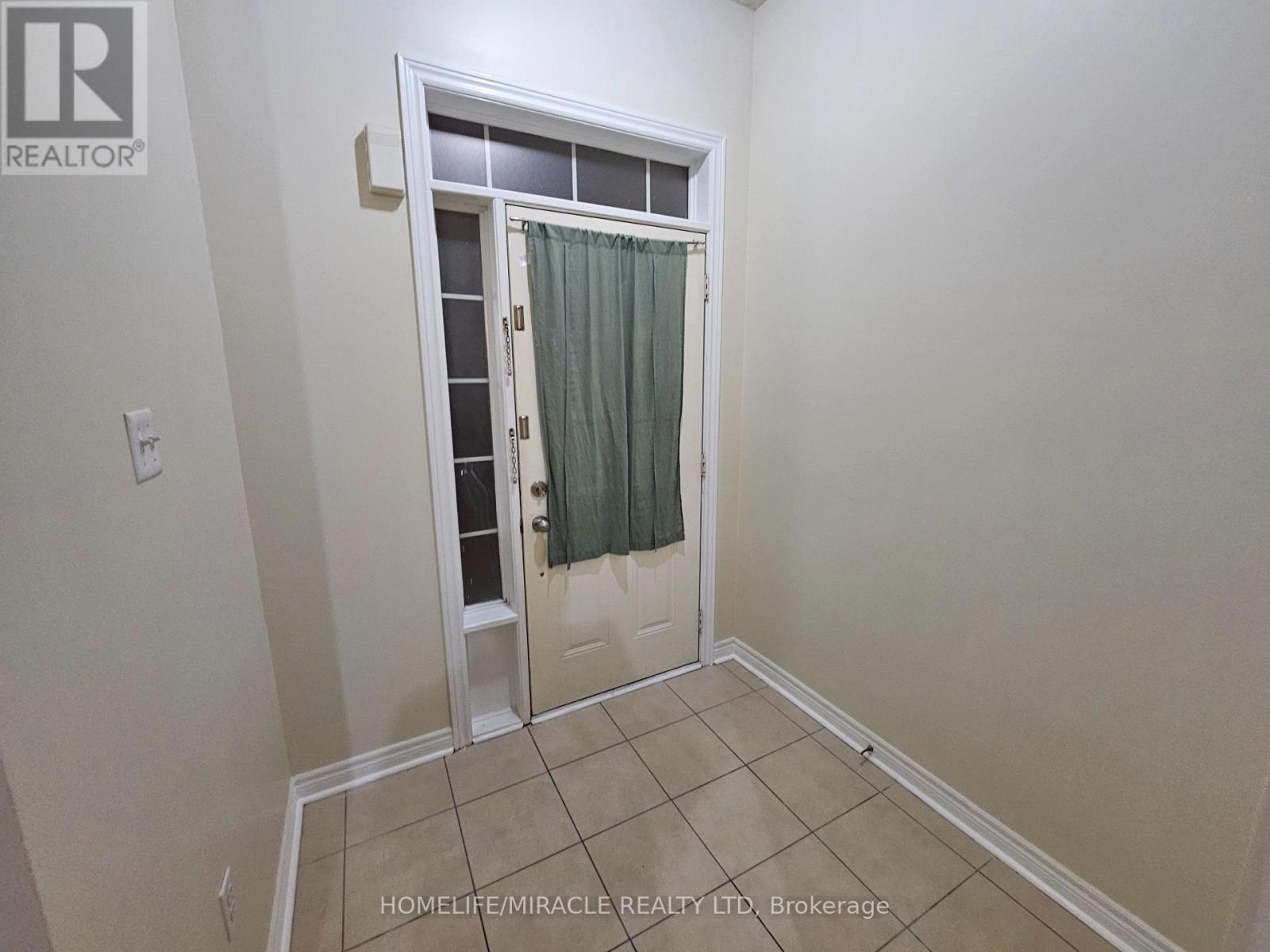 868 Oasis Drive, Mississauga, Ontario  L5V 0C7 - Photo 3 - W12906636