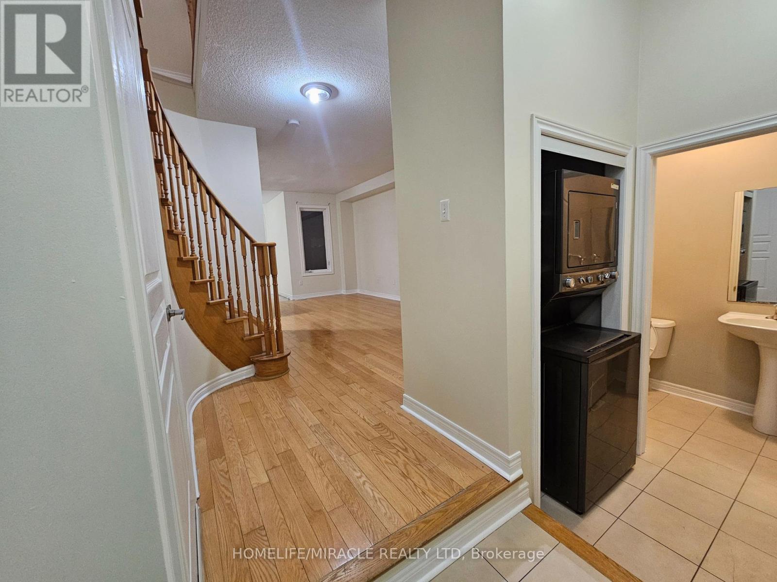 868 Oasis Drive, Mississauga, Ontario  L5V 0C7 - Photo 4 - W12906636