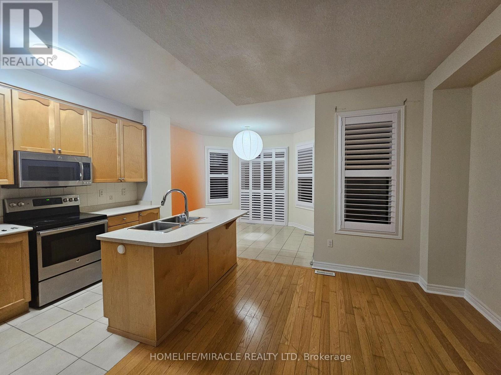 868 Oasis Drive, Mississauga, Ontario  L5V 0C7 - Photo 6 - W12906636