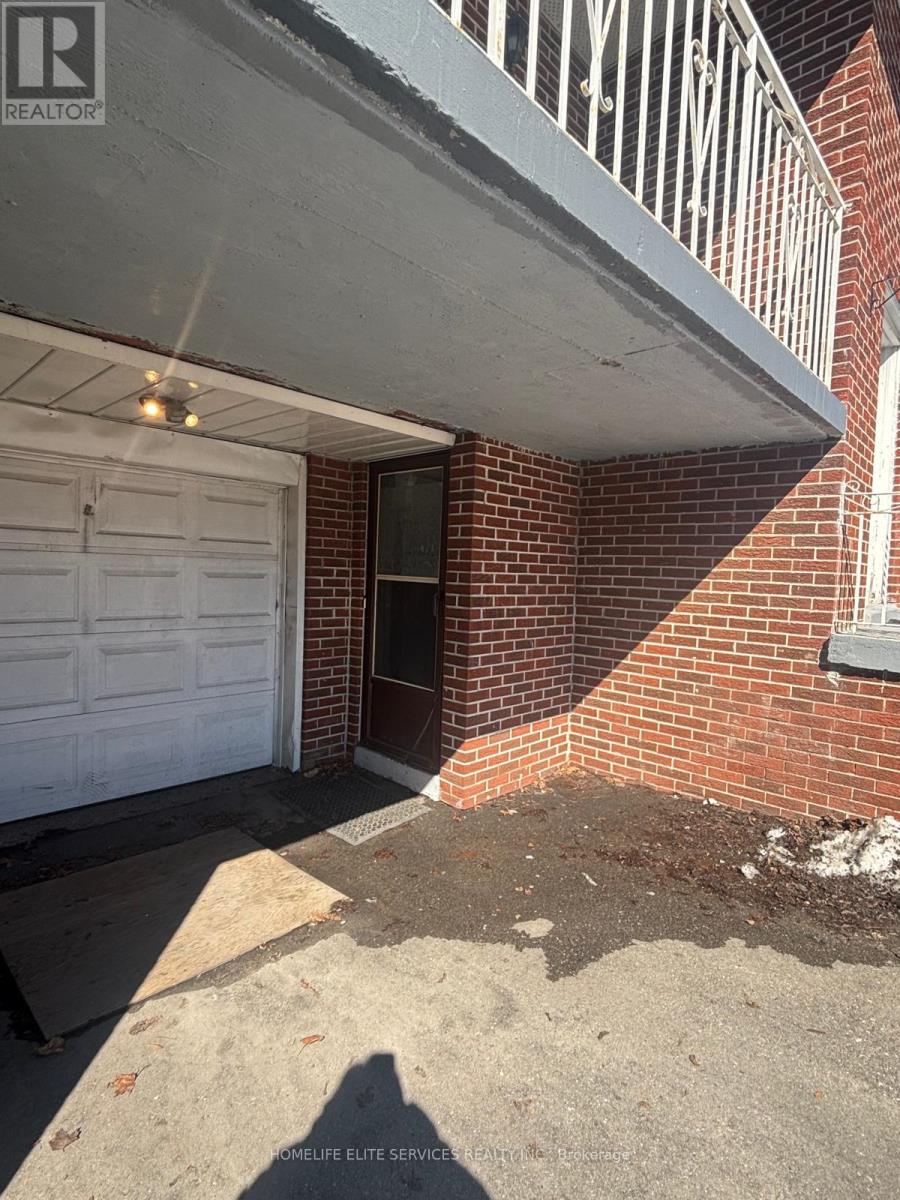 33 Robbinstone Drive, Toronto, Ontario  M1B 2C4 - Photo 4 - E12906662