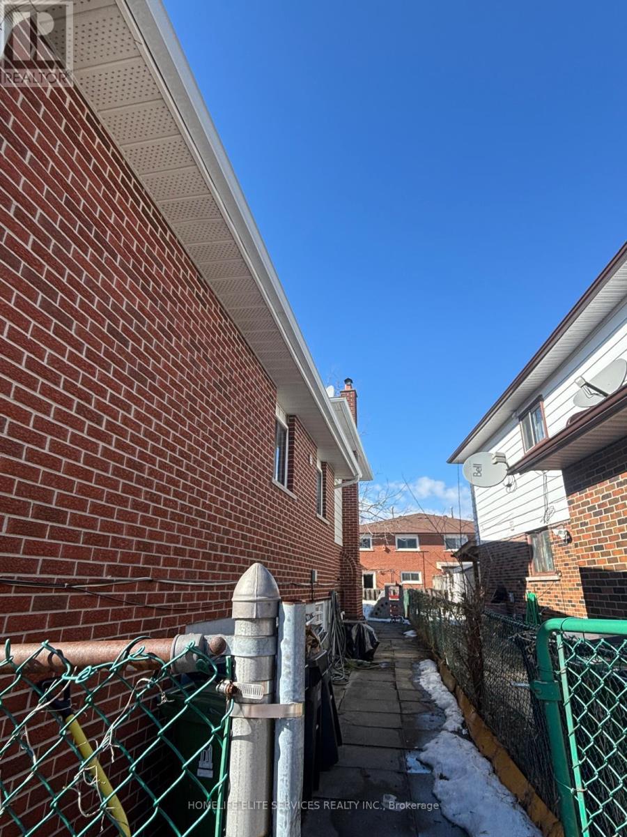 33 Robbinstone Drive, Toronto, Ontario  M1B 2C4 - Photo 5 - E12906662