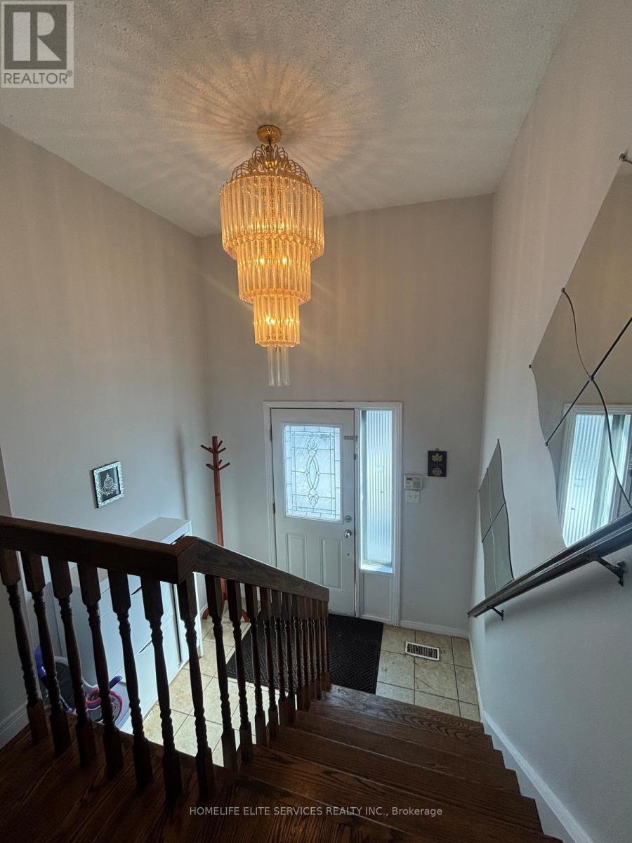 33 Robbinstone Drive, Toronto, Ontario  M1B 2C4 - Photo 6 - E12906662