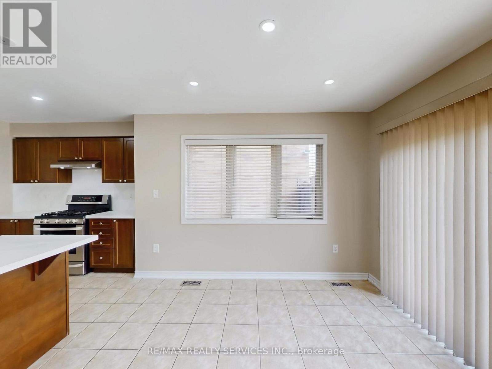 37 Bloom Drive, Brampton, Ontario  L6P 3C3 - Photo 12 - W12869912